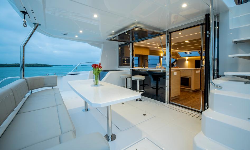 Aquila 54 Yacht, Deck Area