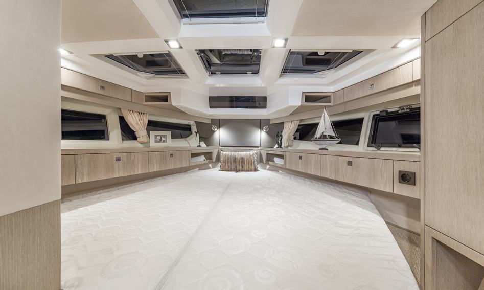 Galeon 360 Fly, Accommodation