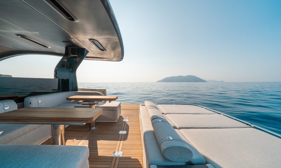 Invictus TT550 , Deck Area