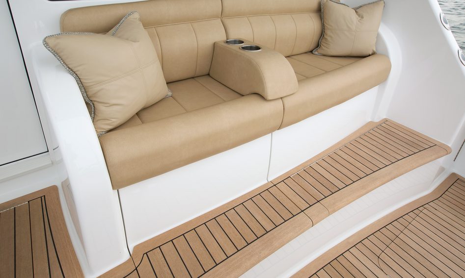 Viking 48C Gen 3, Deck Area