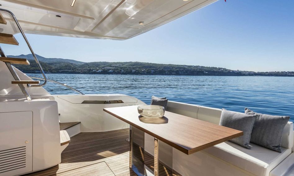 Ferretti 550, Deck Area