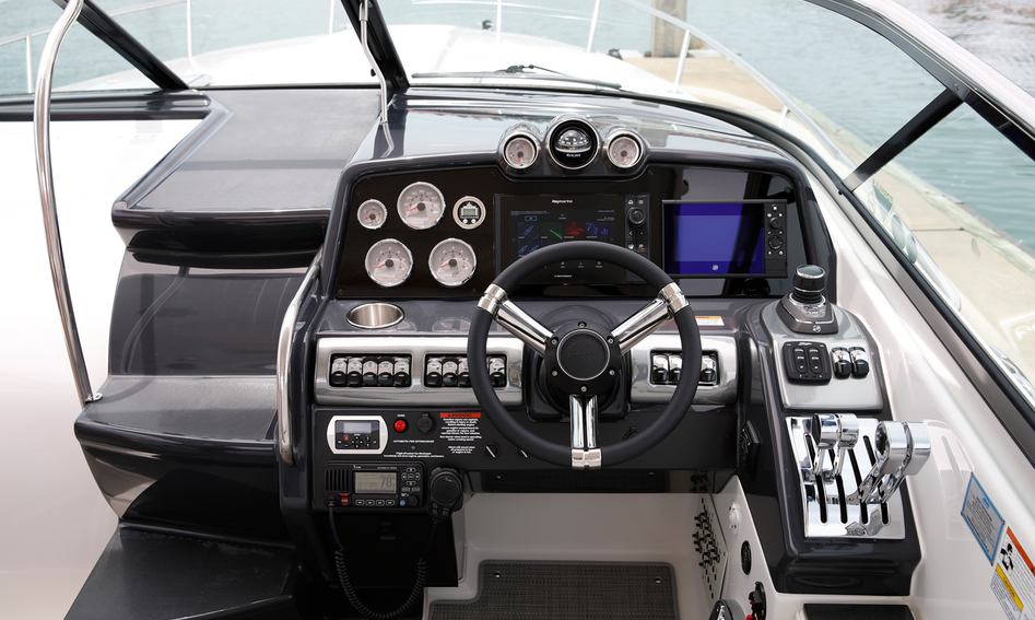 Formula 350 Sun Sport, Helm Station