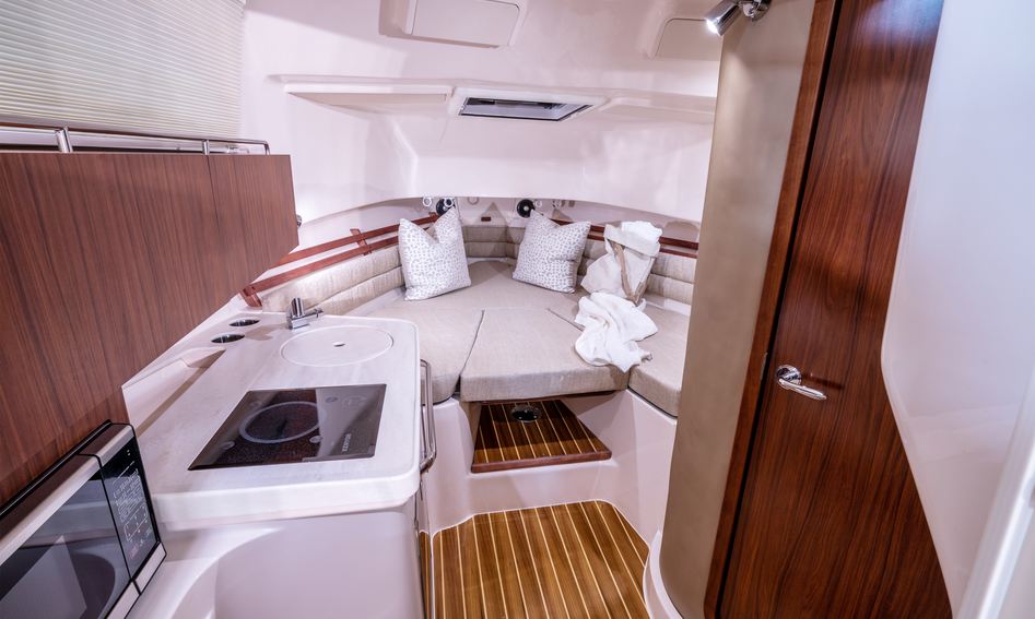 Grady-White Marlin 300, Interior