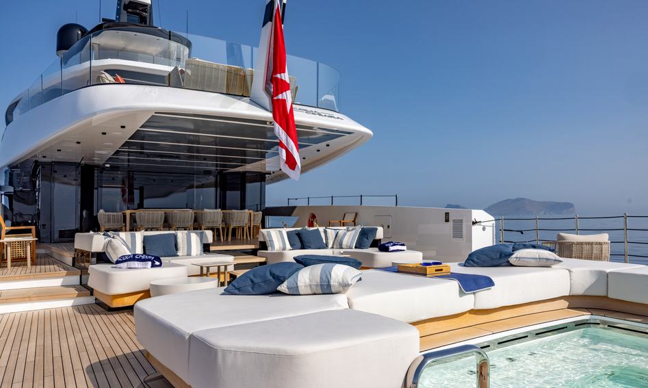 Columbus Atlantique 47, Beach Club