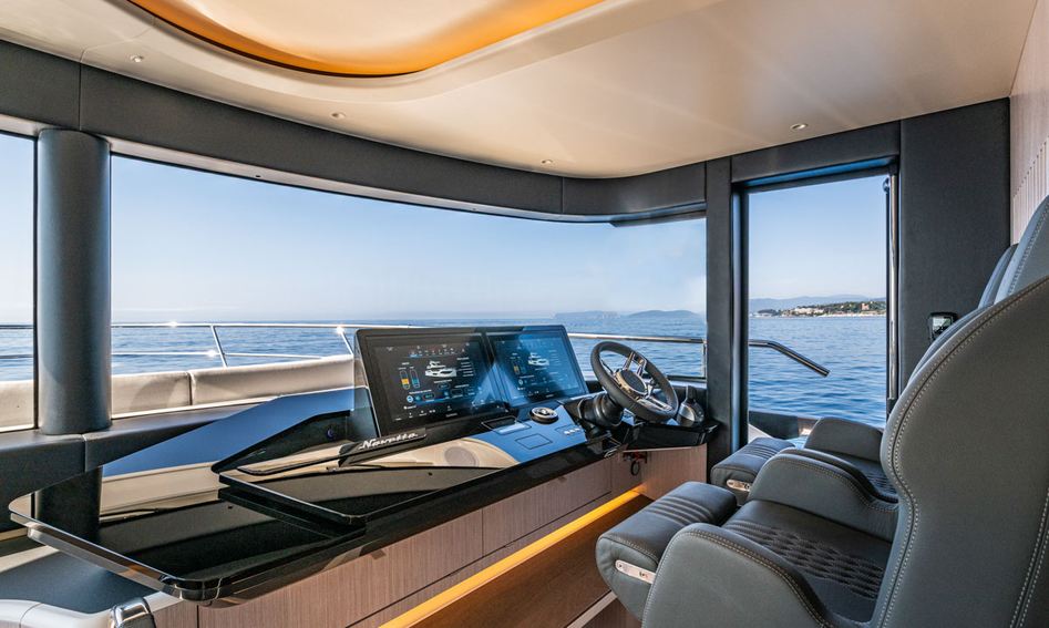Absolute Navetta 62 , Helm Station