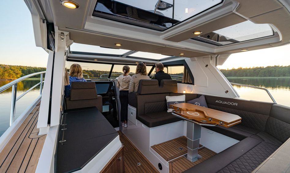 Aquador 300HT , Interior