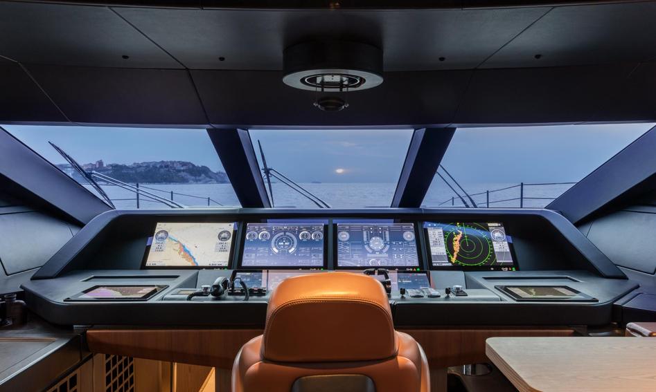 Custom Line Saetta 106&#039; , Helm Station