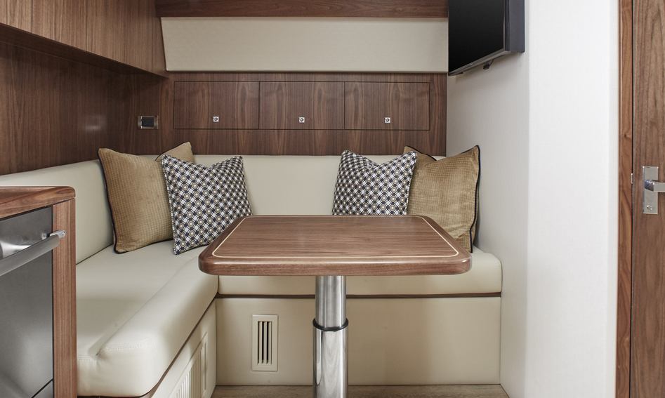 Hatteras GT45X Open, Interior