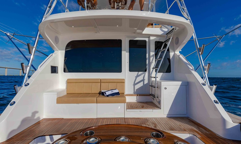 Bertram 61 Convertible, Deck Area