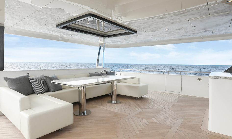 Ocean Alexander 30R , Deck Area