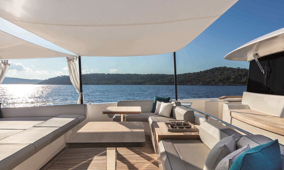 Custom Line Navetta 42, Deck Area