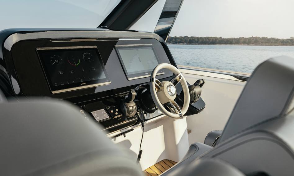Invictus TT420, Helm Station
