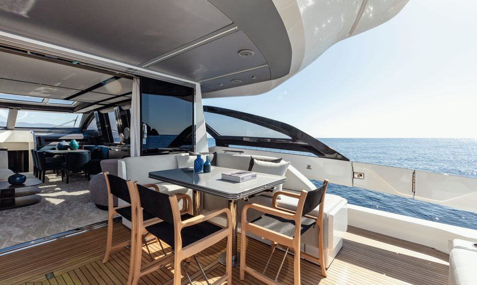 Azimut S8, Deck Area