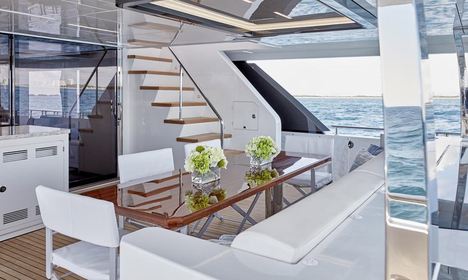 Ocean Alexander 28R Enclosed, Deck Area