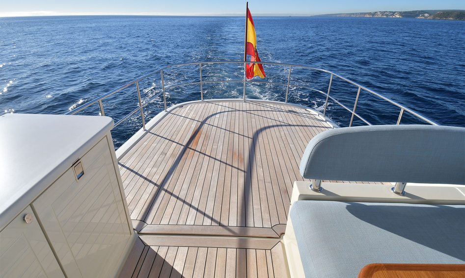 Palm Beach PB70 Flybridge, Deck Area