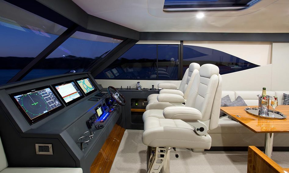 Maritimo M64 Gen 1, Helm Station