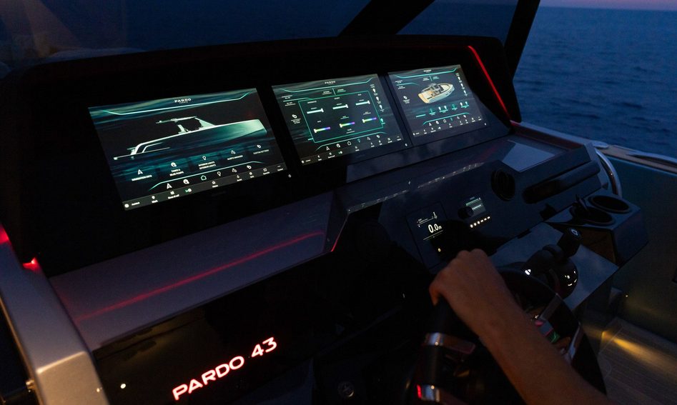 Pardo 43 Mk2, Helm Station