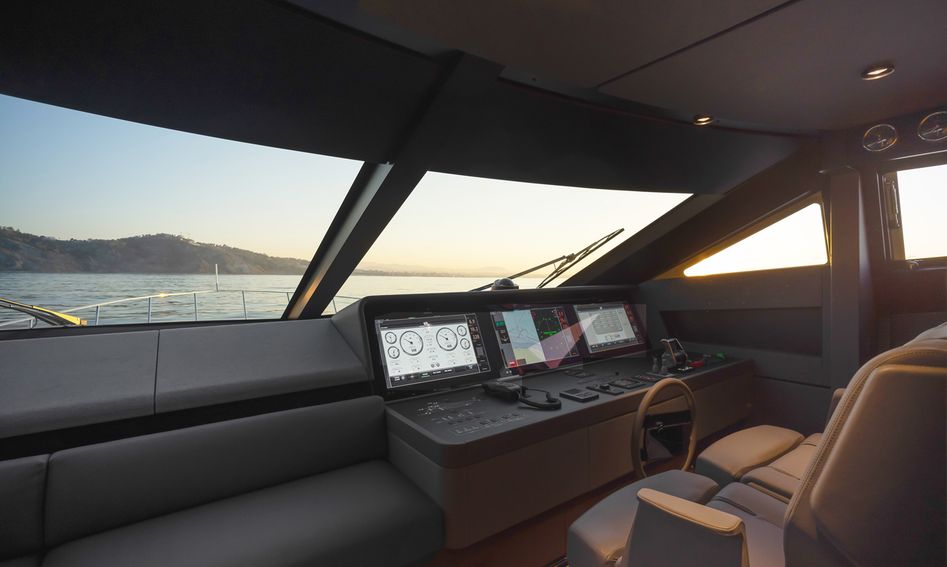 Ferretti 780 Mk3, Helm Station