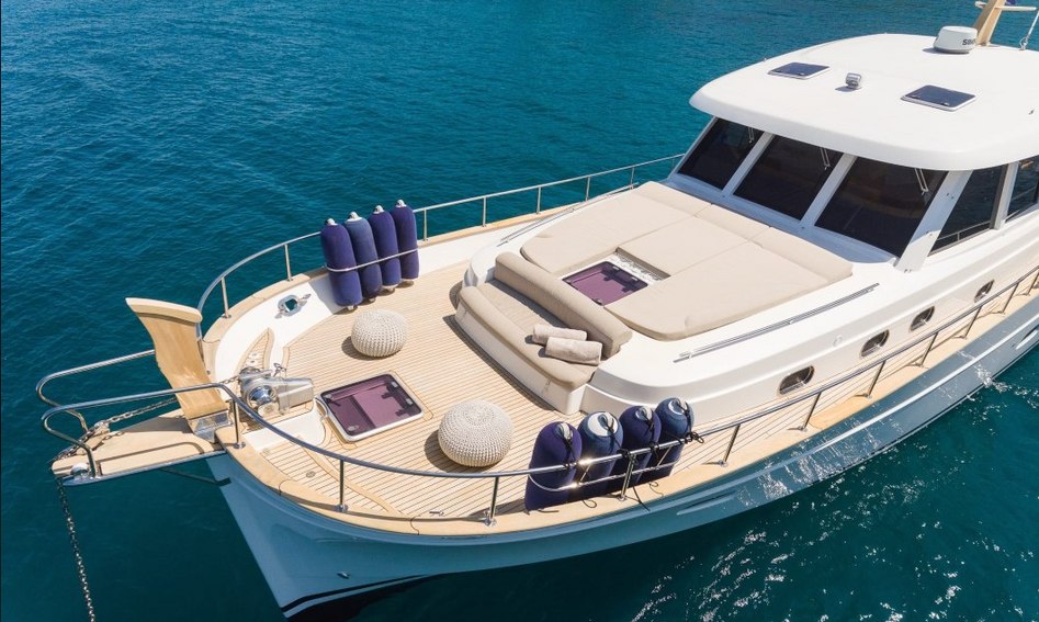 Sasga Yachts Menorquin 55 HT, Deck Area