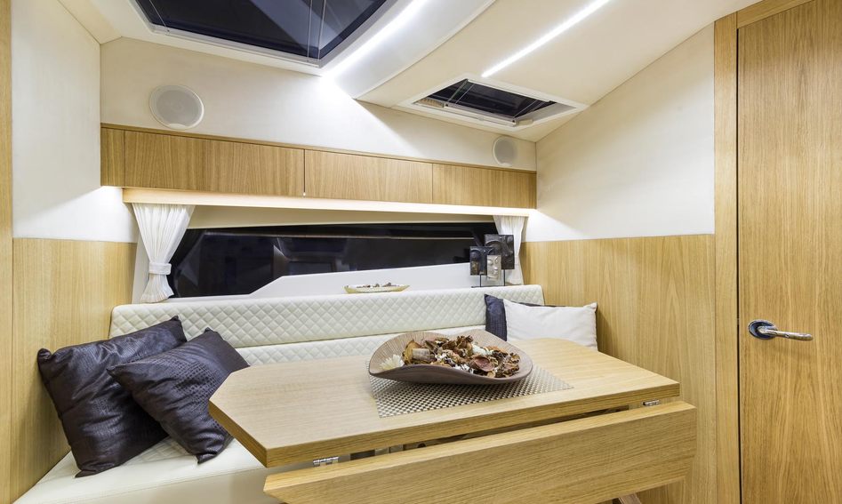 Galeon 335 HTS, Interior