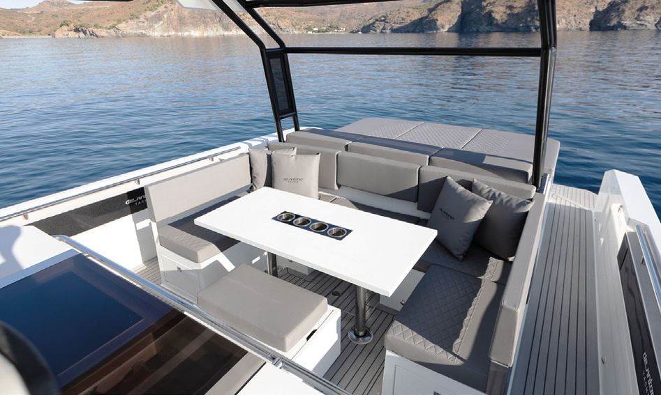 De Antonio D36 Open, Deck Area