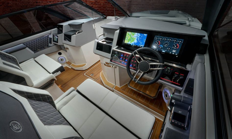 Cobalt Boats R35 Outboard , Helm Station