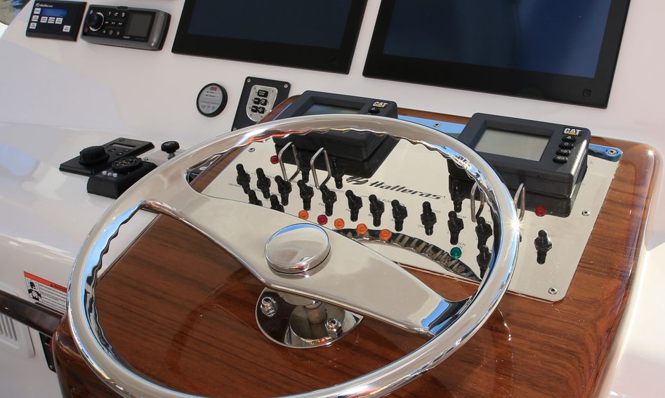 Hatteras GT45X Open, Helm Station