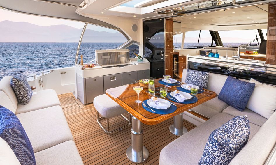 Riviera 5600 Sport Platinum Edition, Deck Area