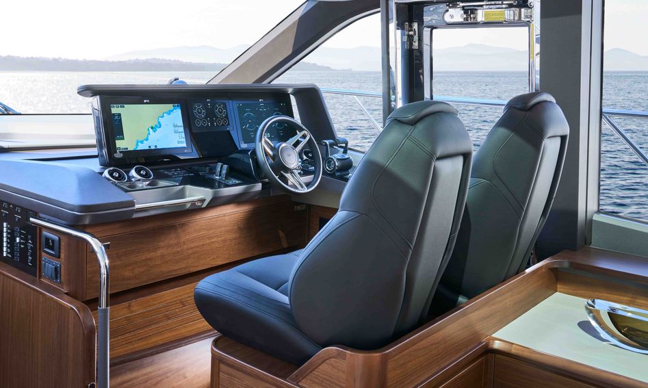 Princess V65 Mk4, Helm Station
