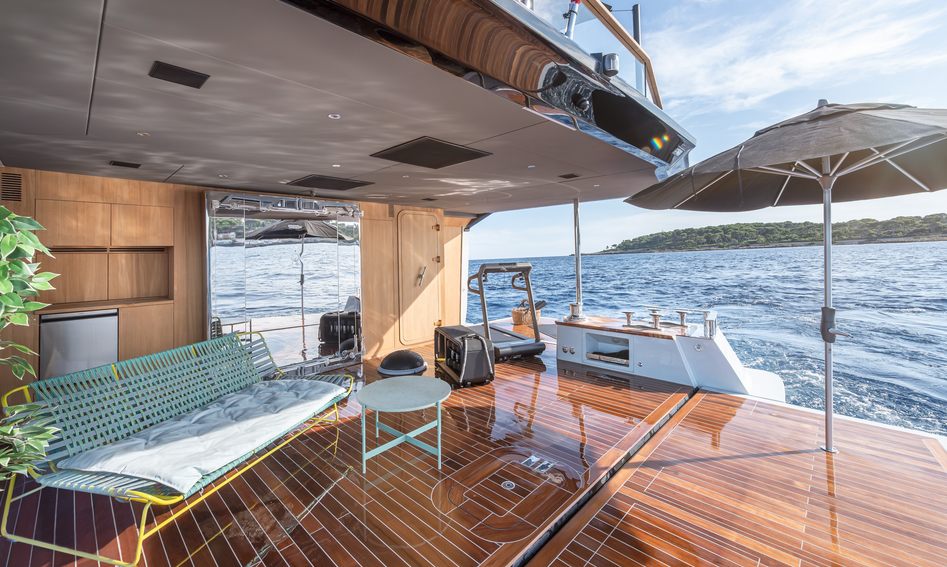 Numarine 30 XP, Beach Club