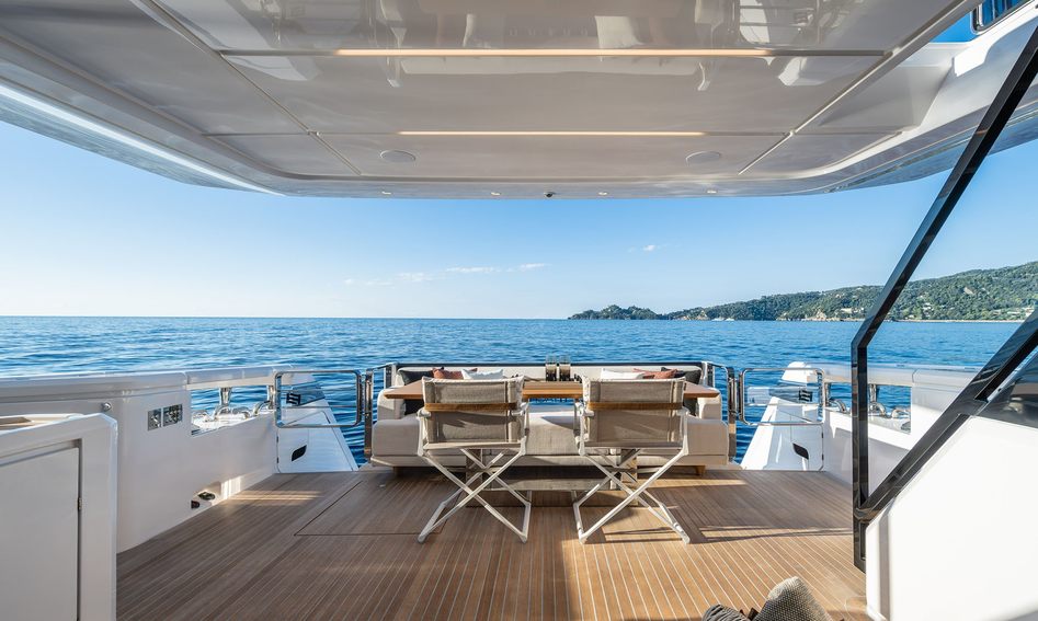Ferretti 800 Gen 2, Deck Area