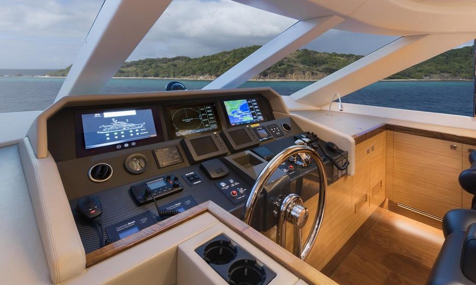 Horizon E75 Mk1, Helm Station