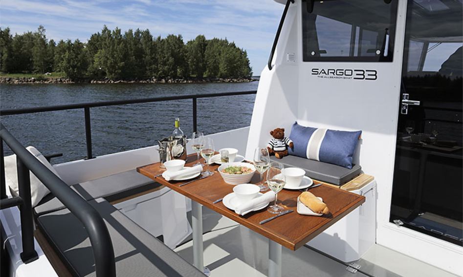 Sargo 33 Explorer, Deck Area