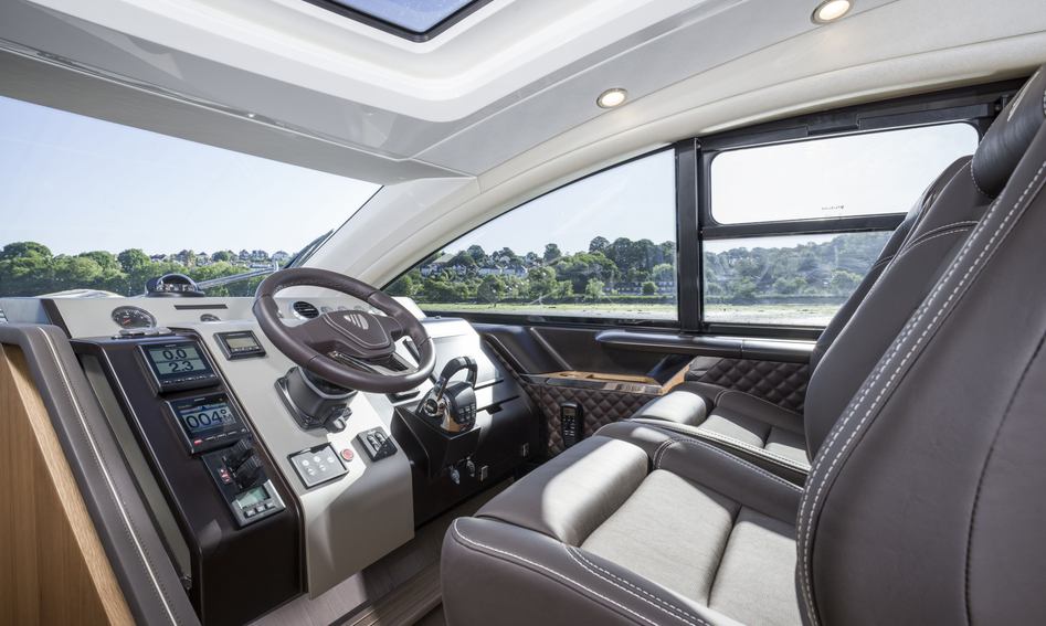 Fairline Targa 53 GT Mk2, Helm Station