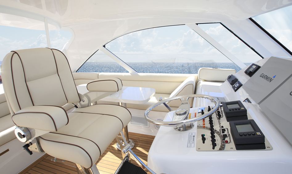 Hatteras GT45X Cruiser, Helm Station