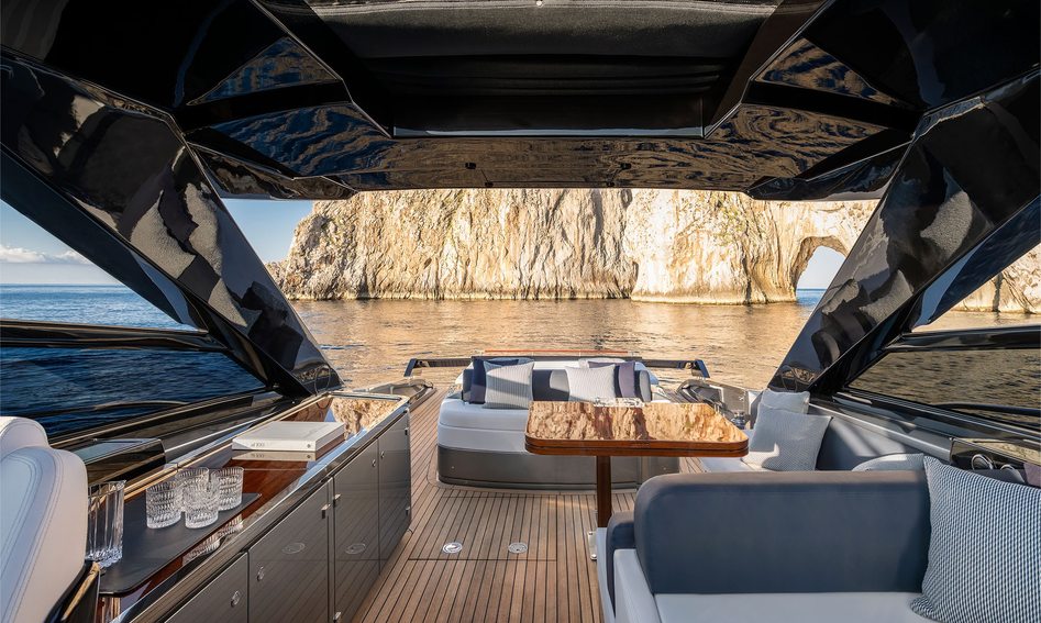 Riva 58 Capri, Deck Area