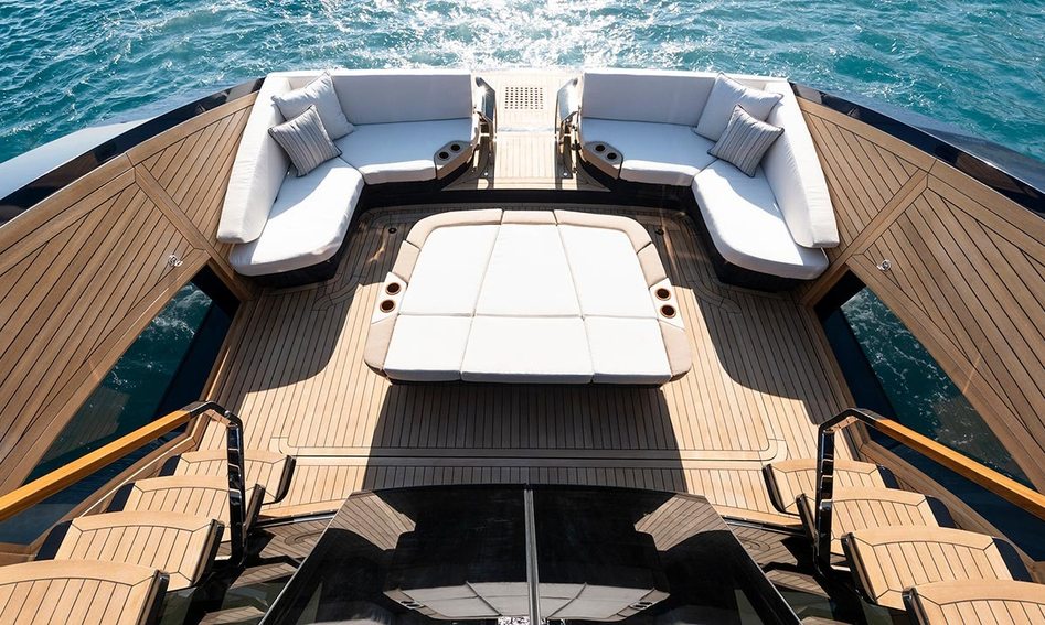 Lazzara LSX67, Deck Area