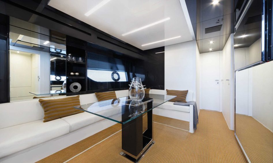 Riva 76&#039; Bahamas, Interior