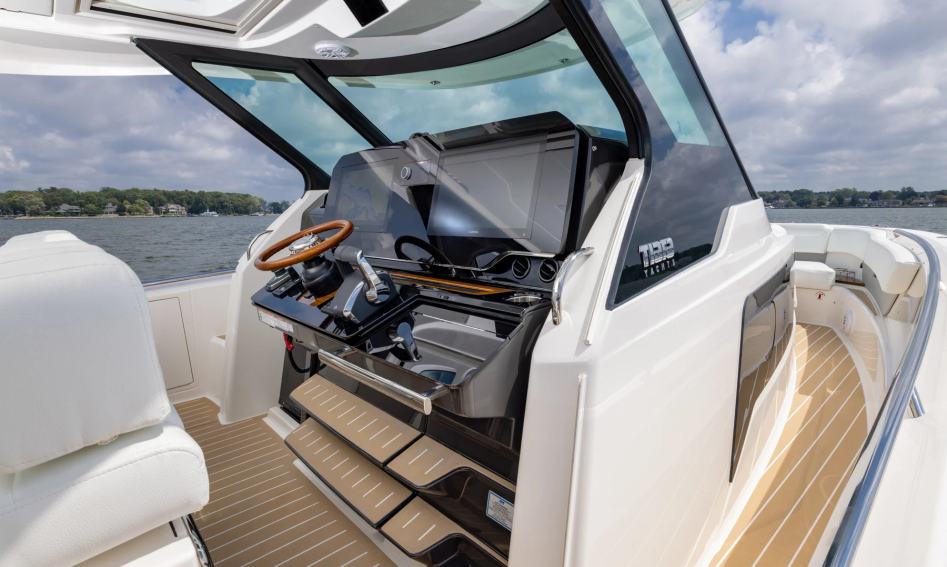 Tiara 39LS, Helm Station