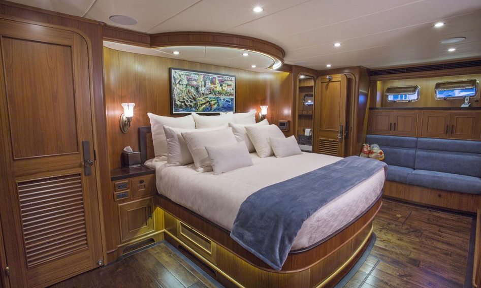 Outer Reef 820 Cockpit Motoryacht, Accommodation