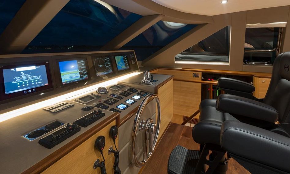 Horizon E88 Mk1, Helm Station