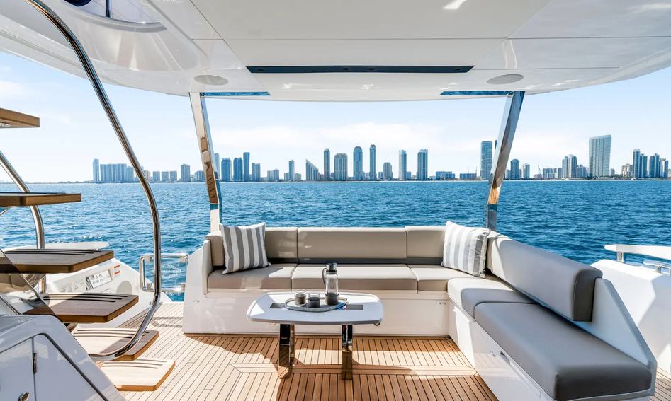 Sunseeker Manhattan 68  Mk2, Deck Area