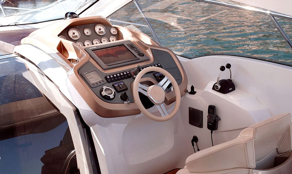 Sessa Marine C35 Gen 1, Helm Station