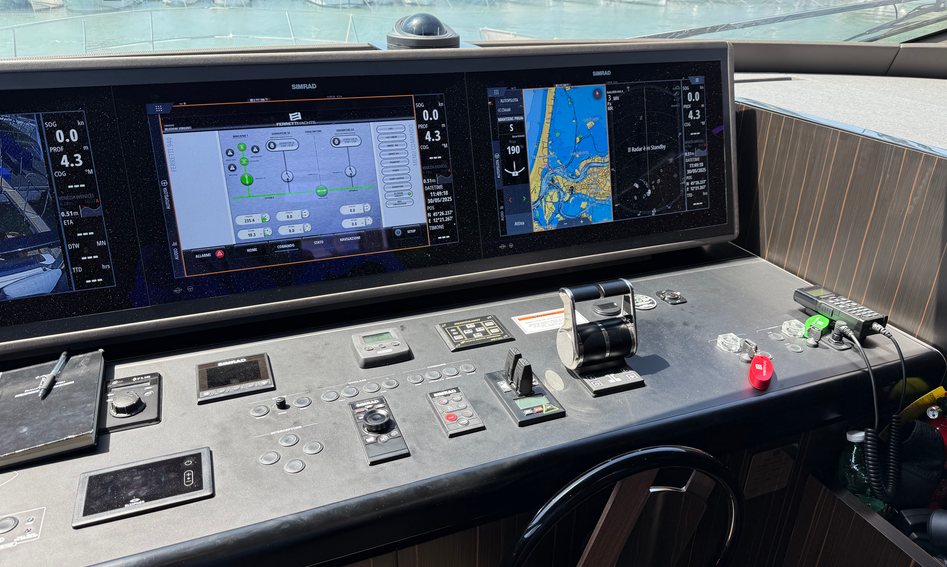 Ferretti 940, Helm Station