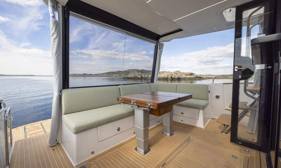 Nimbus 495 Flybridge , Deck Area