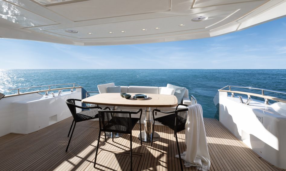 Monte Carlo Yachts MCY 70 Skylounge, Deck Area