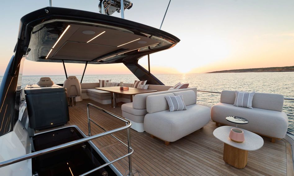 Prestige F6.7, Fly Deck/Sportdeck