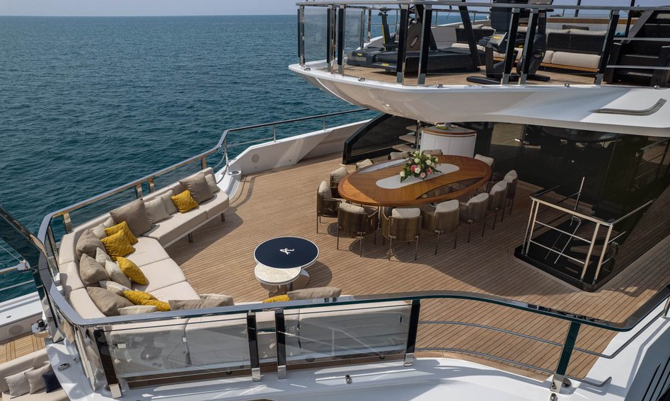 Mangusta Oceano 50, Deck Area