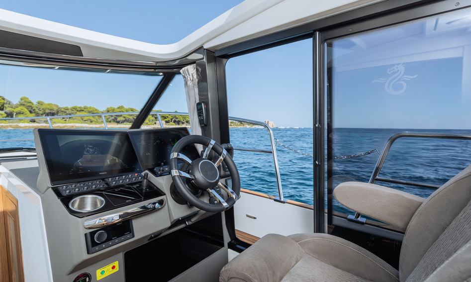 Marex 390, Helm Station