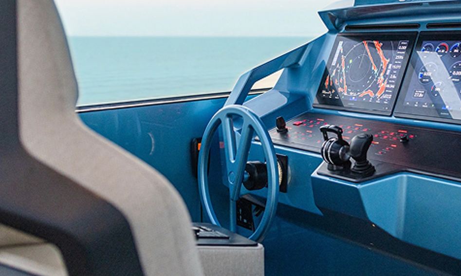 Vanquish VQ70, Helm Station